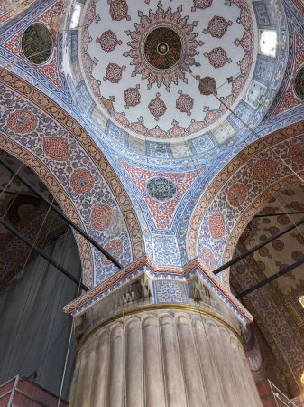 Téléchargez les photos : Plan vertical d'une mosquée bleue à Istanbul, Turquie - en image libre de droit