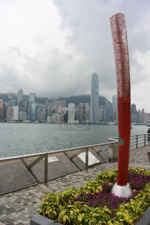 Téléchargez les photos : La sculpture de la flamme olympique de Pékin 2008 avec un paysage urbain de Hong Kong en arrière-plan - en image libre de droit