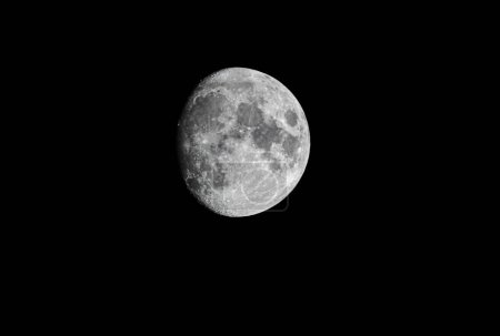 Téléchargez les photos : Une belle scène de pleine lune dans le ciel sombre - en image libre de droit