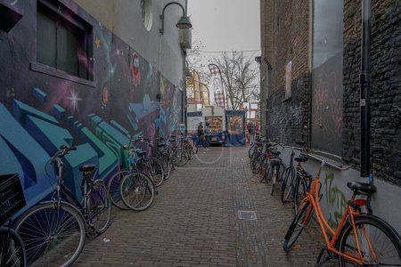 Téléchargez les photos : De nombreux vélos sur une ruelle étroite à Amsterdam, aux Pays-Bas - en image libre de droit