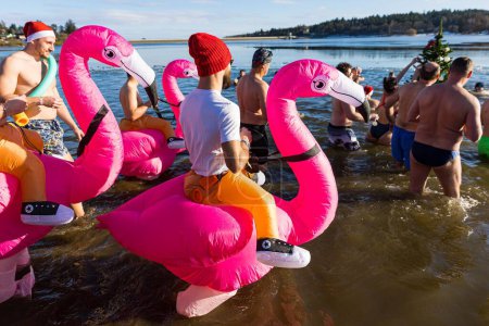 Téléchargez les photos : Les gens profitent de la baignade traditionnelle en eau froide dans le réservoir de Plumlov pendant Noël en hiver - en image libre de droit