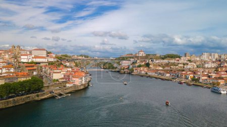 Téléchargez les photos : Vue aérienne de la vieille ville de Porto et du fleuve Douro au Portugal. - en image libre de droit