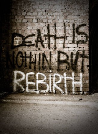 Téléchargez les photos : Un graffiti "La mort n'est rien d'autre que la renaissance" sur un mur dans les tunnels abandonnés de Portsmouth pendant la Seconde Guerre mondiale - en image libre de droit