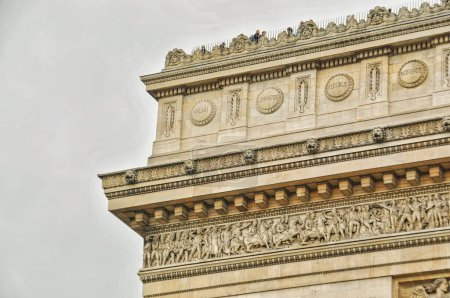 Téléchargez les photos : Vue en angle bas de l'Arc de Triomphe etoile situé à Paris, France - en image libre de droit