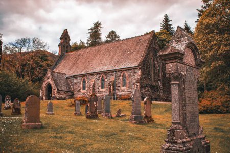 Téléchargez les photos : Le cimetière de l'église paroissiale Balquhidder par une journée nuageuse à Lochearnhead, Écosse, Royaume-Uni - en image libre de droit