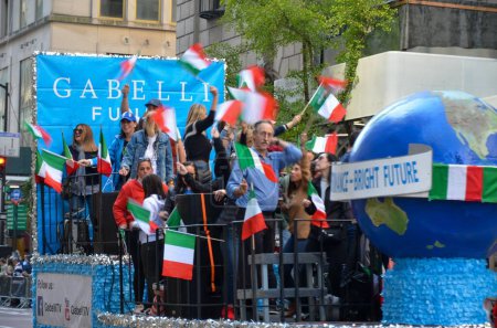 Foto de El desfile anual del Día de la Herencia Italiana marcha por la Quinta Avenida en el centro de Manhattan, Nueva York - Imagen libre de derechos