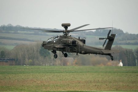 Foto de Un helicóptero de ataque gris oscuro en vuelo durante el día - Imagen libre de derechos