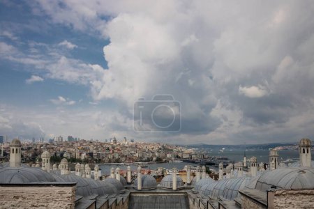 Téléchargez les photos : Une vue imprenable sur un paysage urbain d'Istanbul, en Turquie, dans le Bosphore, avec un ciel orageux en arrière-plan - en image libre de droit
