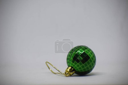Foto de Un juguete de bola verde para árbol de Navidad aislado sobre fondo blanco - Imagen libre de derechos