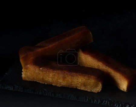 Foto de Un primer plano de pequeñas rebanadas de tostadas francesas aisladas sobre un fondo negro - Imagen libre de derechos