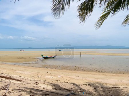 Téléchargez les photos : Un beau paysage avec des bateaux de pêche traditionnels à queue longue à la plage paradisiaque sur l'île de Koh Samui, Thaïlande - en image libre de droit