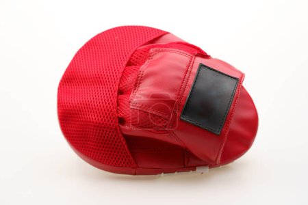 Foto de Un primer plano de guantes de boxeo rojos aislados sobre un fondo blanco - Imagen libre de derechos