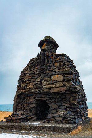 Foto de Un plano vertical de la estatua de Bardur Saga Snaefellsas en Arnarstapi, Islandia - Imagen libre de derechos