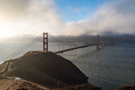 Foto de Un paisaje del puente Golden Gate bajo un cielo nublado en San Francisco, California - Imagen libre de derechos