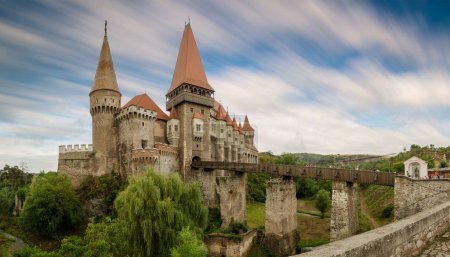 Foto de El Castillo de Corvin, también conocido como Castillo Hunyadi o Castillo Hunedoara. Hunedoara, Rumania - Imagen libre de derechos