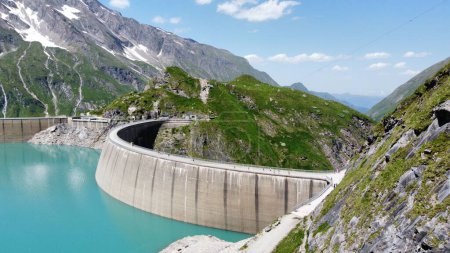 Téléchargez les photos : Le pittoresque barrage turquoise de Kaprun, réservoir de haute montagne dans les montagnes alpines en Autriche - en image libre de droit