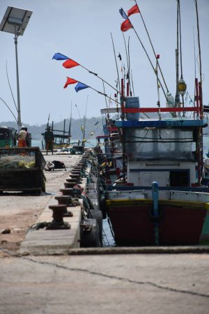 Foto de Un puerto con barcos de pesca estacionados y cielo azul en el fondo - Imagen libre de derechos