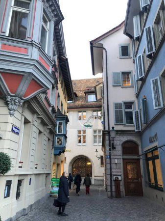 Téléchargez les photos : Un beau paysage urbain vertical de personnes marchant dans une rue, la vie urbaine à Zurich, Suisse - en image libre de droit