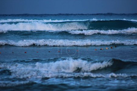Foto de Las olas salpicantes y ondulantes del mar - Imagen libre de derechos