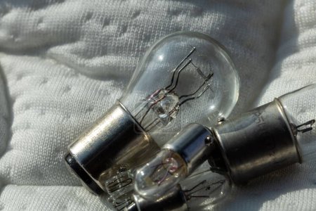 Foto de Un primer plano de pequeñas bombillas vintage en una superficie de la cama - Imagen libre de derechos