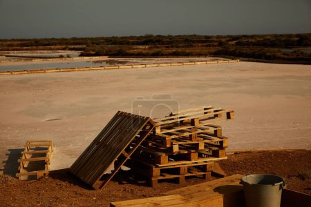 Foto de Un primer plano de paneles de madera colocados cerca de humedales salados - Imagen libre de derechos