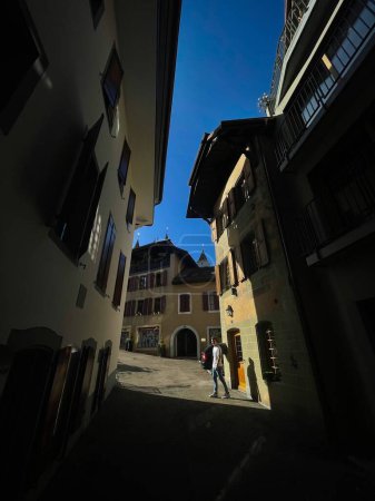 Téléchargez les photos : Un plan vertical de rues ombragées dans la ville de Nyon, Genève, Suisse - en image libre de droit