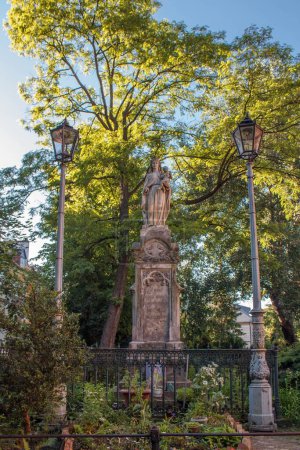 Téléchargez les photos : Plan vertical d'une sculpture vierge de Marie dans un parc de Varsovie, Pologne - en image libre de droit