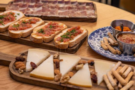Téléchargez les photos : Un gros plan de planches de bois avec des bruschettas, des tranches de bacon et du fromage - en image libre de droit