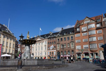 Téléchargez les photos : La fontaine historique de Caritas à Copenhague, Danemark par une journée ensoleillée - en image libre de droit