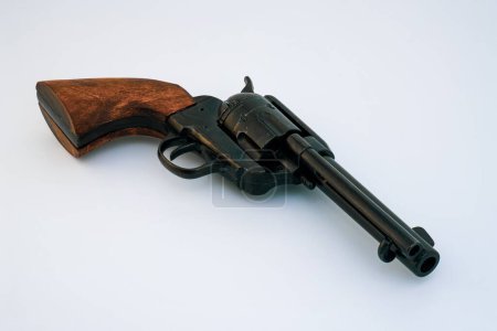 Foto de Una réplica del revólver occidental con mango de madera - Imagen libre de derechos