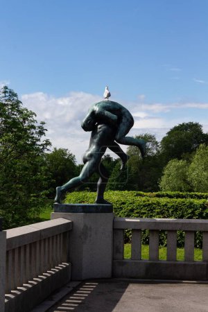 Téléchargez les photos : Une verticale d'une sculpture moderne dans le parc Vigeland à Oslo, Norvège capturée contre le ciel bleu - en image libre de droit