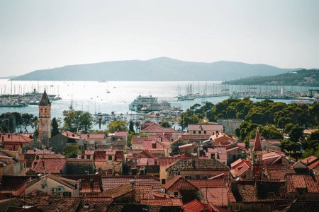 Téléchargez les photos : Panorama de Trogir, en Croatie. La ville dans la forteresse, montagne en arrière-plan. - en image libre de droit