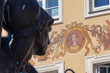Téléchargez les photos : Plan rapproché d'un visage de statue et d'une peinture sur un mur d'un bâtiment historique, Poznan, Pologne - en image libre de droit
