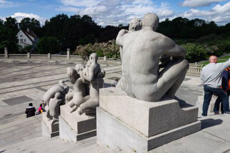 Téléchargez les photos : Les belles sculptures dans le parc Vigeland par une journée ensoleillée avec les touristes, Oslo - en image libre de droit