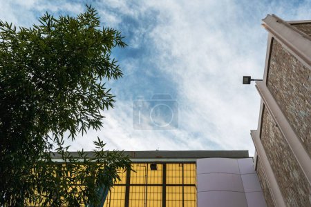 Téléchargez les photos : Un demi-plan scénique d'une maison de style minimaliste sous le ciel bleu - en image libre de droit