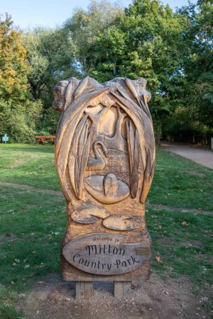 Téléchargez les photos : Un plan vertical du panneau Milton Country Park dans le parc à la périphérie de Cambridge, Royaume-Uni - en image libre de droit