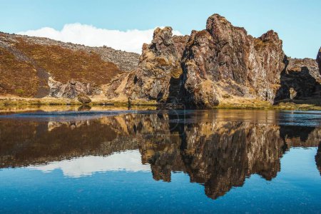 Téléchargez les photos : Un plan panoramique de formations rocheuses réfléchissant sur l'eau du lac à Snaefellsnes en Islande - en image libre de droit