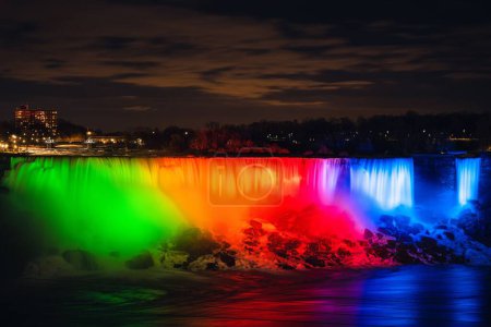 Foto de Una vista panorámica de American Falls iluminada con luces en Niagara Falls en Ontario, Canadá, por la noche - Imagen libre de derechos