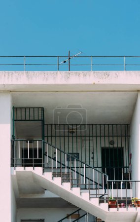 Foto de Un plano vertical de un edificio moderno con escaleras rectas - Imagen libre de derechos
