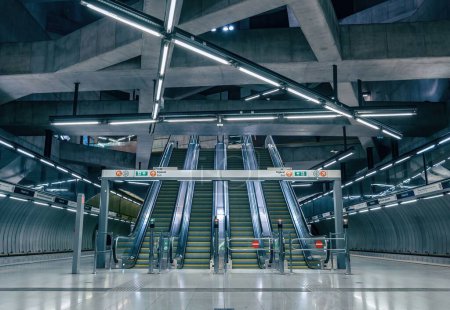 Téléchargez les photos : Escalator à la station de métro Fovam ter ligne 4 à Budapest, Hongrie - en image libre de droit