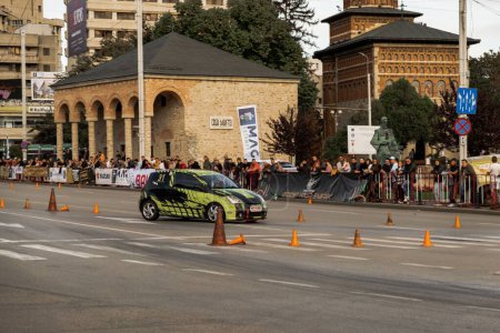 Téléchargez les photos : Un coup de feu de personnes et de voitures au Rallye Iasi 2022, lors d'un bel automne - en image libre de droit
