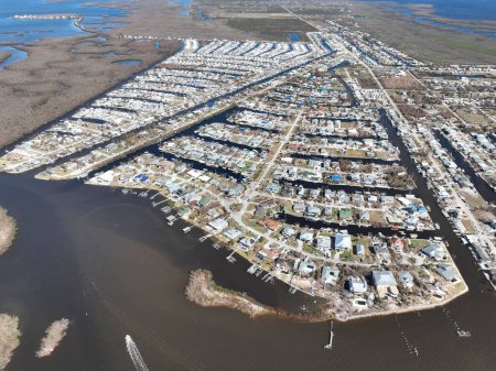 Téléchargez les photos : Vue aérienne d'une ville entourée d'une surface de la mer, ouragan Ian, Floride - en image libre de droit