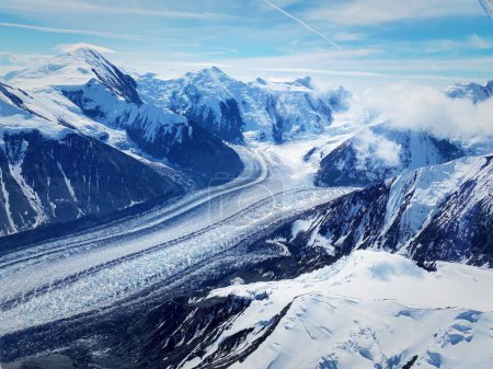Téléchargez les photos : Une vue aérienne des glaciers et un champ de glace des montagnes Denali - en image libre de droit