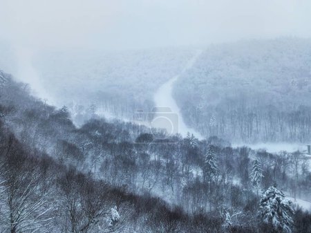 Foto de Un pintoresco plano de colinas cubiertas de árboles nevados en la estación de esquí de Killington, Vermont, Nueva Inglaterra, Canadá - Imagen libre de derechos