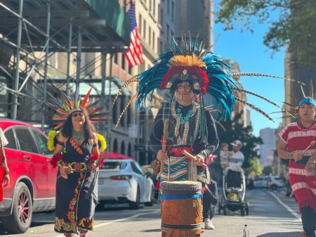 Téléchargez les photos : Un gros plan de centaines de personnes défilant lors du 1er défilé annuel des peuples autochtones d'Amérique - en image libre de droit