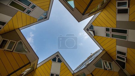 Téléchargez les photos : Un angle bas des maisons cubiques à Rotterdam, aux Pays-Bas - en image libre de droit