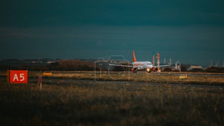 Foto de Un avión easyjet a320 listo para despegar al atardecer en Liverpool, Reino Unido - Imagen libre de derechos