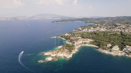 Foto de Encantadora vista aérea del mar Jónico y la costa de Kassiopi, Corfú, Grecia - Imagen libre de derechos