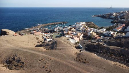 Téléchargez les photos : Un drone de San Miguel de Tajao ville avec port de pêche à Tenerife, Îles Canaries - en image libre de droit