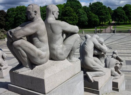 Téléchargez les photos : Les belles sculptures dans le parc Vigeland par une journée ensoleillée, Oslo - en image libre de droit